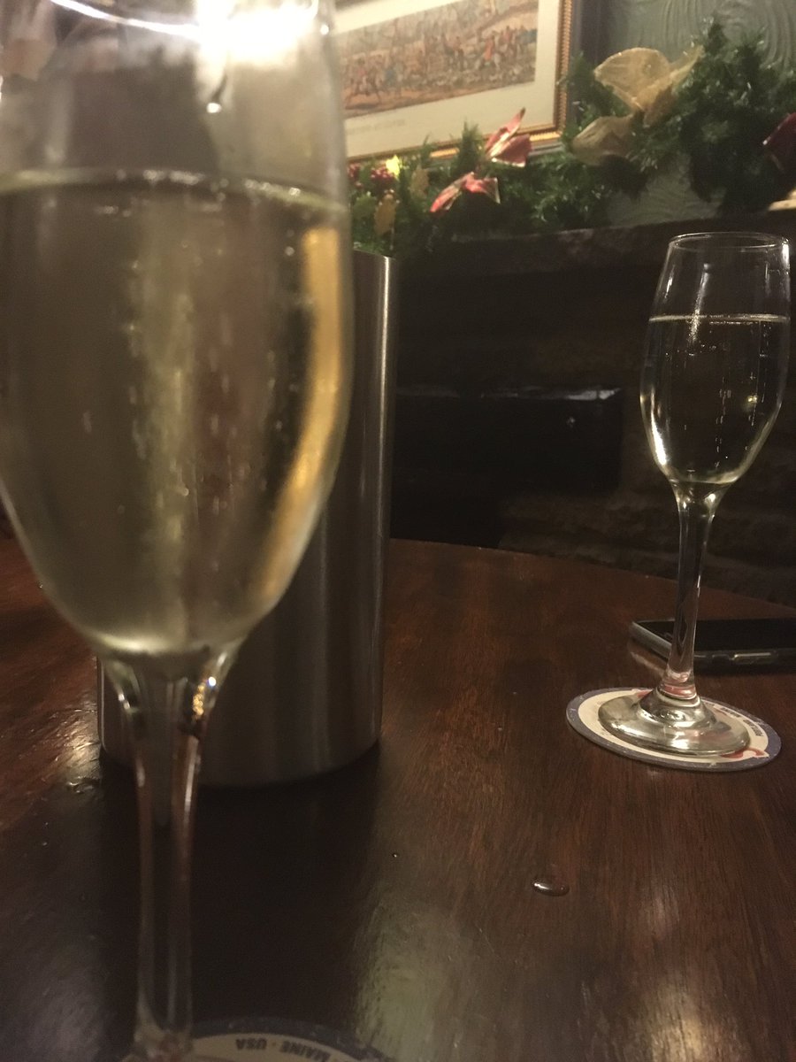Friday Xmas Fizz with @katyharrison13 <a href="/Lauren_Winfield/">Lauren Winfield</a> <a href="/debbeemellor/">Debbie Mellor</a>