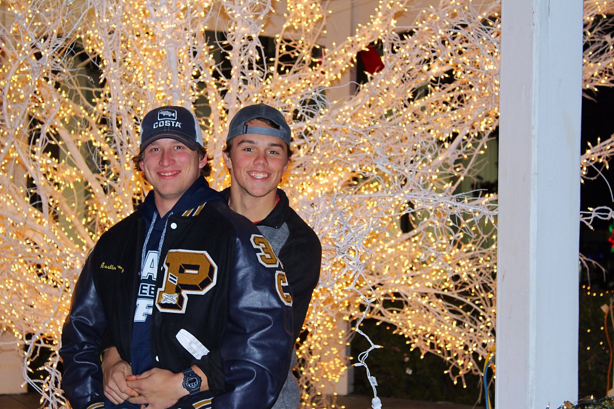 colby_harrell04's tweet photo. Merry Christmas. #letitbro https://t.co/tThO4t91Ob