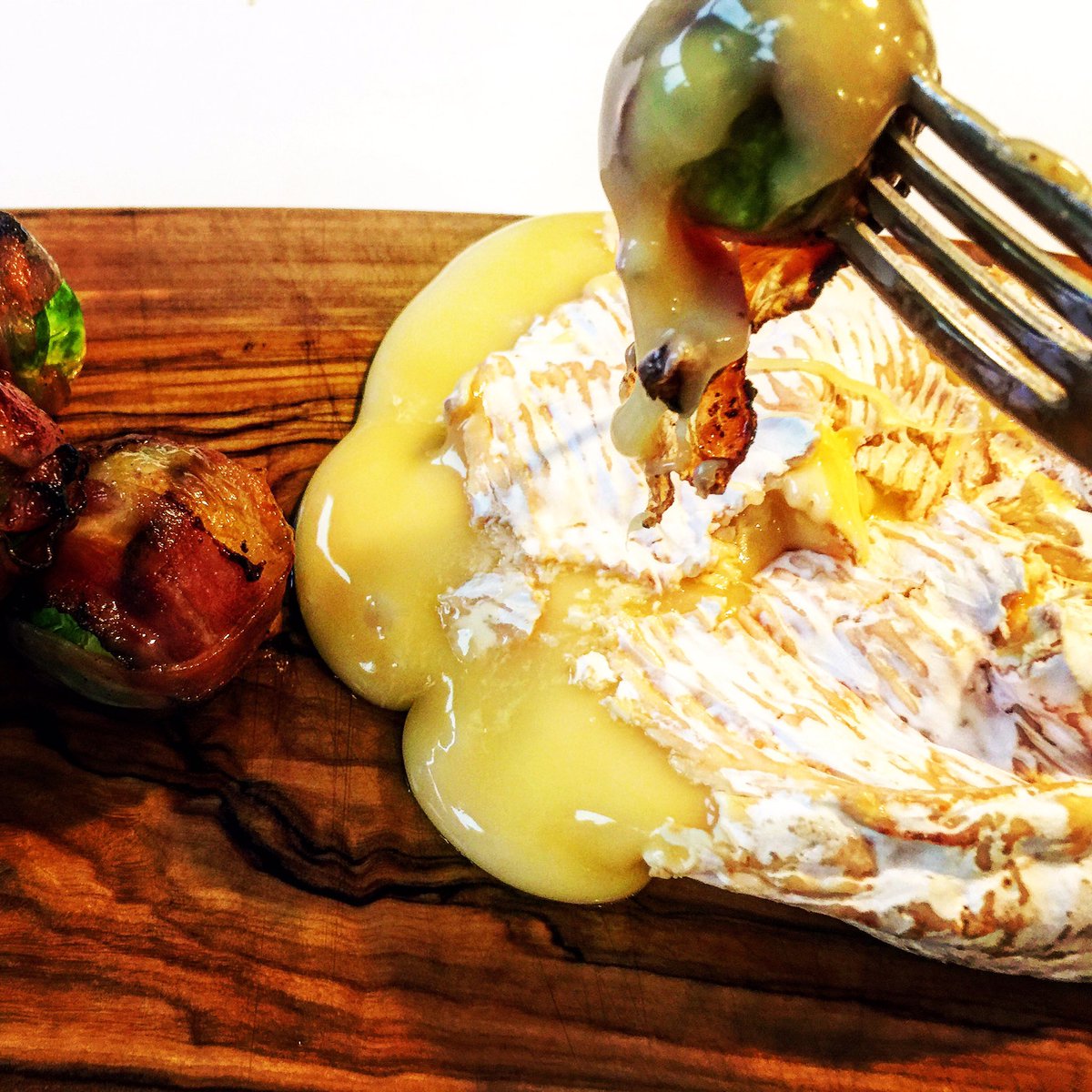 Wrap your #ChristmasSprouts in smoked pancetta, roast in oven for 20 mins with a tsp of honey then dip blatantly in a hot baked Camembert☺️️