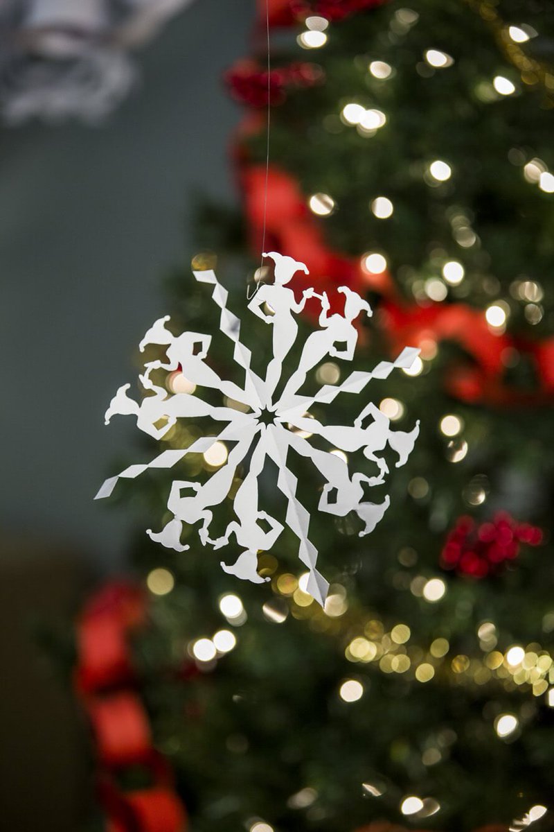 館尾 冽 Retsu Tateo アメコミ柄の雪の結晶型クリスマス飾り 説明しづらい すっごくいい 型紙がダウンロードできていいねコレ作ってみよう T Co Hhfd4haqsi