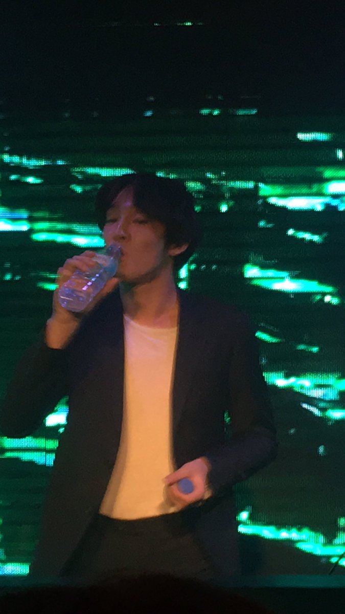 Asky88114's tweet photo. ナムテ真面目にDJしてたよ。時々笑ったりよく水飲んでた笑
남태는 열심히 DJ하고 있었 어요 가끔 웃고 물을 먹었어요 ㅋㅋㅋ
#ナムテ #161216 #남태현 https://t.co/yba9pU67Qs