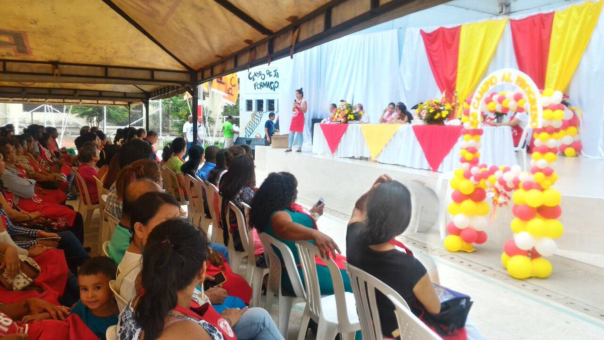 FundesLatam's tweet photo. FUNDES y @SABMiller #Colombia concluyeron ayer ciclo del programa 4e, con 2100 tenderos graduados en todo el país. #ProyectosFUNDES https://t.co/9zXB6EMXRs