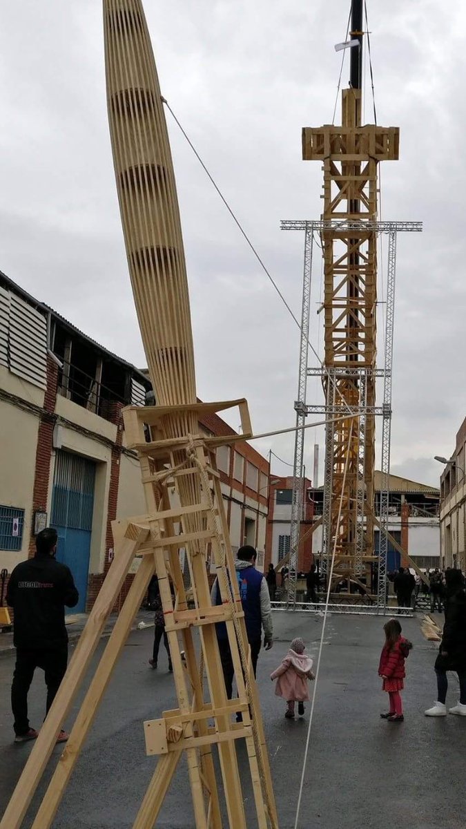 DECORtruss's tweet image. Buenas impresiones en la primera prueba de la plantà de la falla del ayuntamiento junto al artista fallero Manolo García #fallas #fallas2017