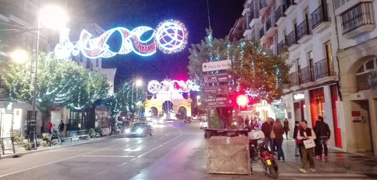 AlafuerzaA's tweet photo. Ya vivimos en #alafuerza #Antequera intensamente la #Navidad #alumbrado #luz #alameda #encuentro #viernes #noche https://t.co/Ygf6t38ymd