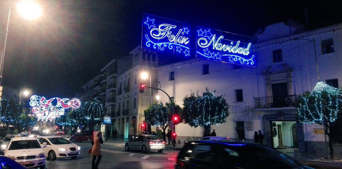 AlafuerzaA's tweet photo. Ya vivimos en #alafuerza #Antequera intensamente la #Navidad #alumbrado #luz #alameda #encuentro #viernes #noche https://t.co/Ygf6t38ymd