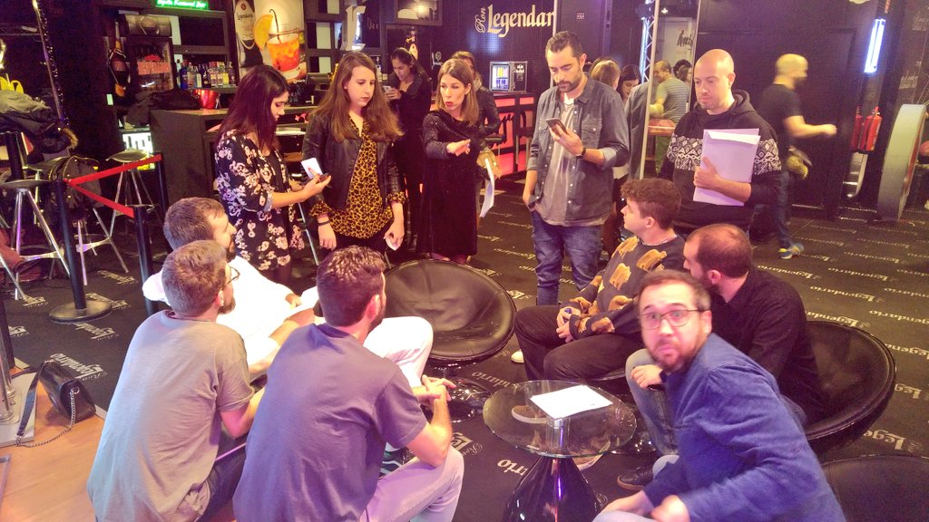 vodafoneyu's tweet photo. Todo el equipo muy atento a las últimas indicaciones. Bueno, todo lo atentos que son capaces de estar... #yuCuenca https://t.co/Ws35XLoNog