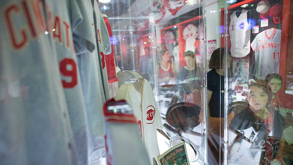 Reds's tweet image. On the 5th day of #Redsmas, our gift is 4 Reds VIP clubhouse tours + @RedsMuseum tickets! Retweet this by 4pm ET to be entered to win.