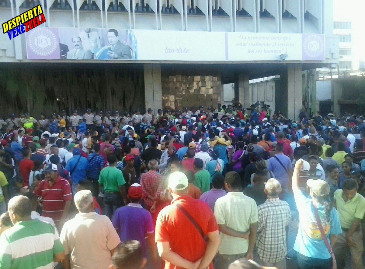 Alonso2005's tweet photo. Gigantescas colas en Banco Central de Venezuela, el país sin dinero efectivo en pleno diciembre. 
La ineficiencia de Maduro al máximo nivel https://t.co/gGrGXVxqxl