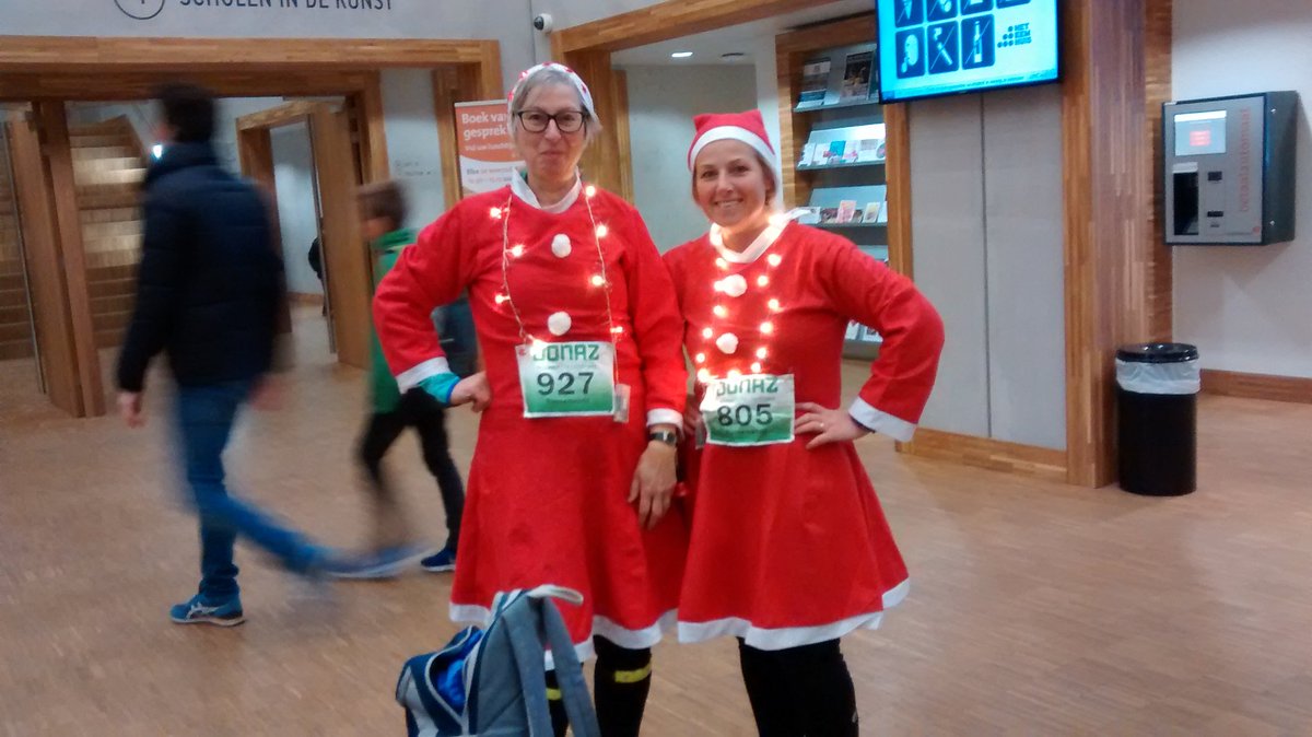 jannekeWD's tweet photo. De eerste Kerst vrouwtjes zijn gearriveerd #kerstmannenloop @BiebEemland https://t.co/DUvUpljVCi