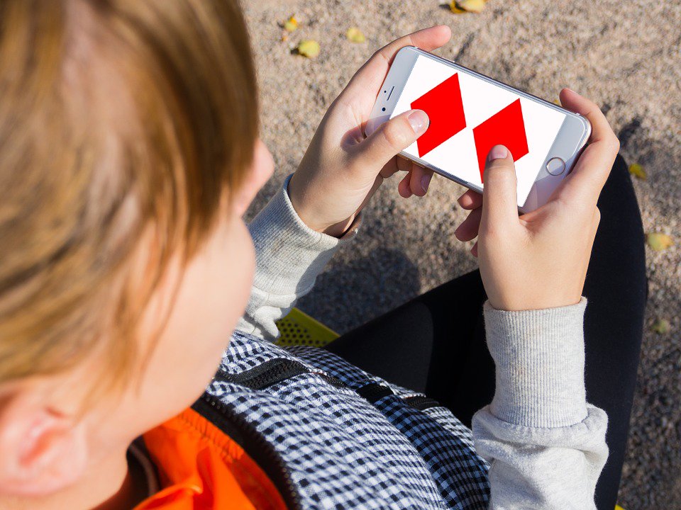 No dejes a los niños solos con un dispositivo con conexión a Internet. Recuerda que pueden tener acceso a contenido ♦️♦️ sólo para adultos.