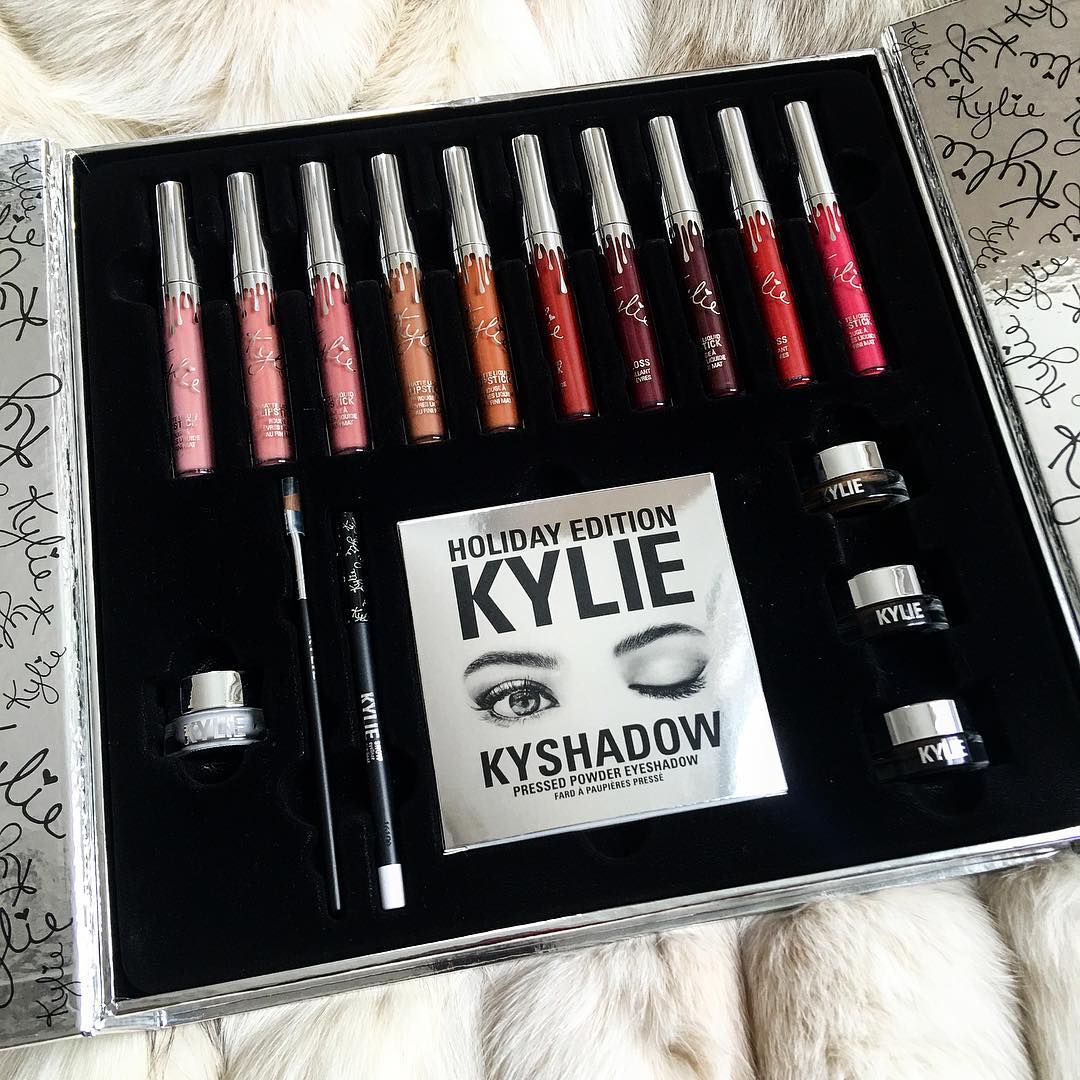 kyliecosmetics's tweet photo. BIG BOX ships free worldwide! ❤️ https://t.co/rkT2b8JJL5 https://t.co/sxXHtsA58c