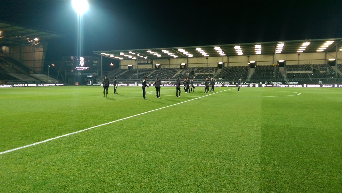 On rentre petit à petit dans ce derby. Les Scoïstes prennent leurs marques sur la pelouse de Jean Bouin. #SCOFCN