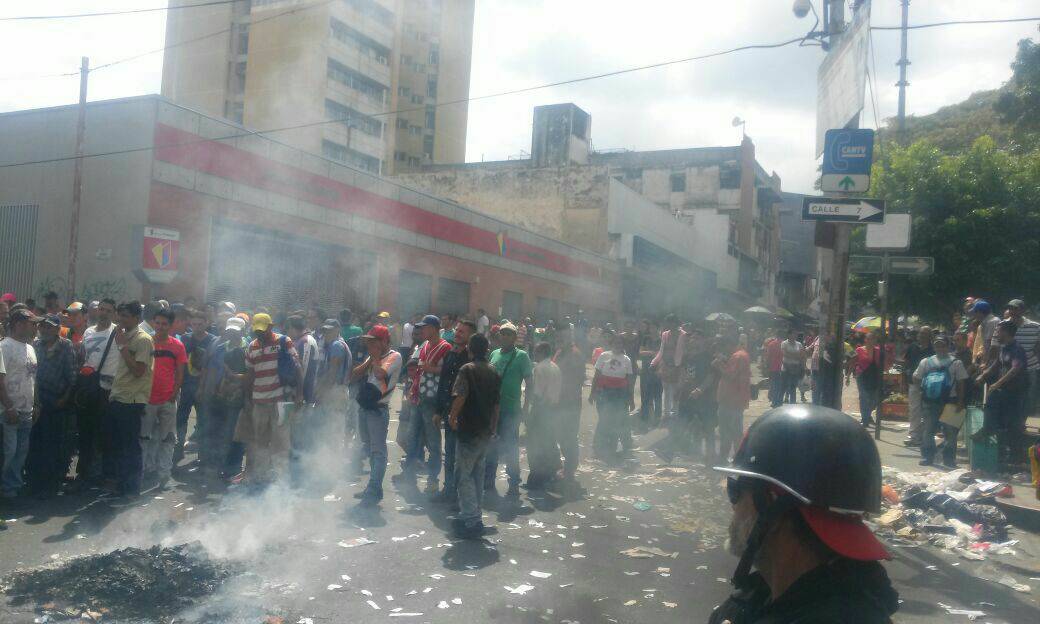 Pr1meroJusticia's tweet photo. El pueblo protesta en #Valera tras el cierre de un Banco Venezuela por falta de dinero. #MaduroEsFracaso https://t.co/eRVTFa9Kx6