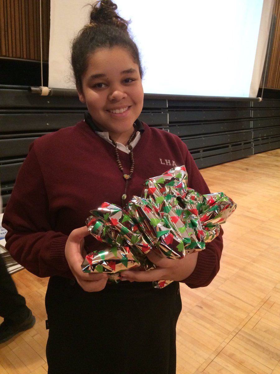 Compétition d'emballage de cadeaux pour les sans-abris. Très bel esprit d'équipe et de partage de nos élèves!