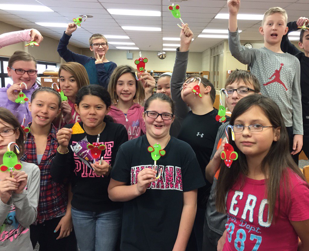 MarciaForreste1's tweet image. Making candy cane mice with Mrs Rose. 🎄🐭#mslibrary #TheApacheWay