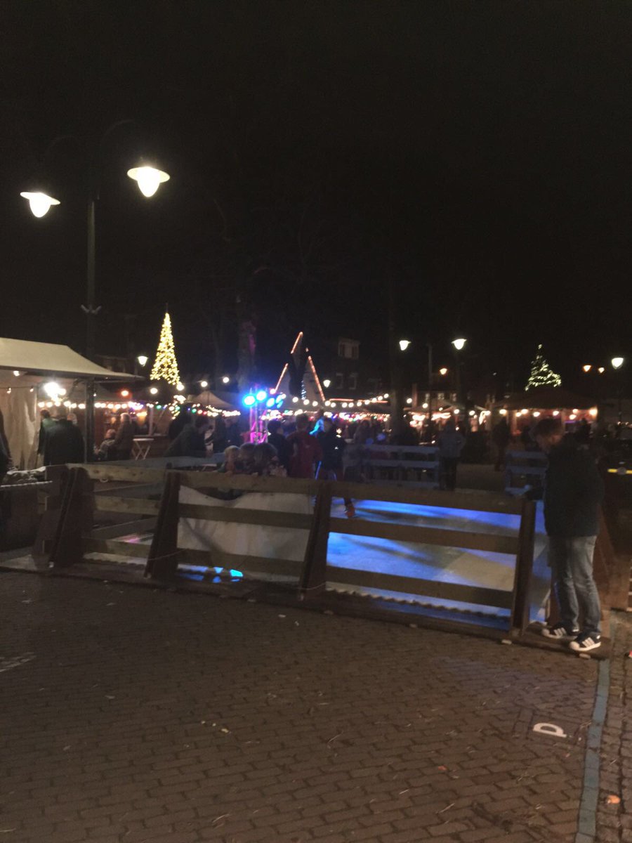 Het is gezellig druk op de #kerstmarkt! Tot 21.00 uur kun je genieten van alle gezelligheid en kerstartikelen. #leersum