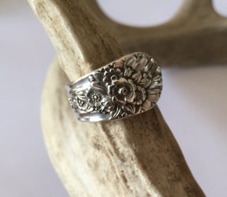 UncommonMarkets's tweet photo. SpoonsenForksen will be back at #uncommonmarkets in Jan. w/their antique & vintage silverware transformed into one of a kind jewelry & gifts https://t.co/iQbszohiBW