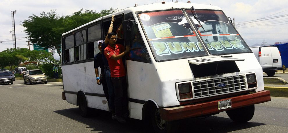 UNoticias's tweet photo. Transportistas de Guarenas y Guatire no quieren aceptar billetes de Bs. 100 https://t.co/dsslLg5nWd https://t.co/efMkFpgsBs