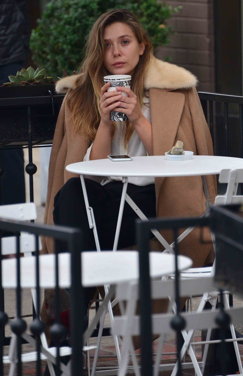 EOlsenFrance's tweet photo. #NEW | December 15, 2016 - 35 HQ pics of Elizabeth Olsen with Sam Taylor-Johnson at Alfred Coffee in West Hollywood https://t.co/A4QvAy3AxX https://t.co/SnVaRe8Eq8