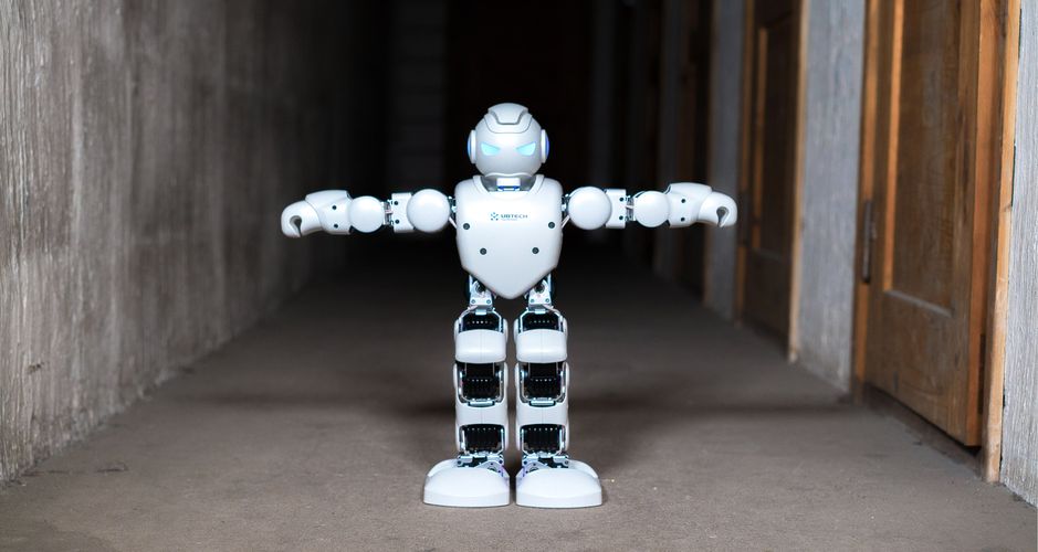 PeeKoon's tweet photo. Minäkin haluan kotiini tuollaisen #Alpha1Pro -robotin! <3 Kelpaisiko sinulle? #elisalainen #ubtechjimu #elisakulma https://t.co/wZ31KXyUoc https://t.co/H3a2yFrA3R