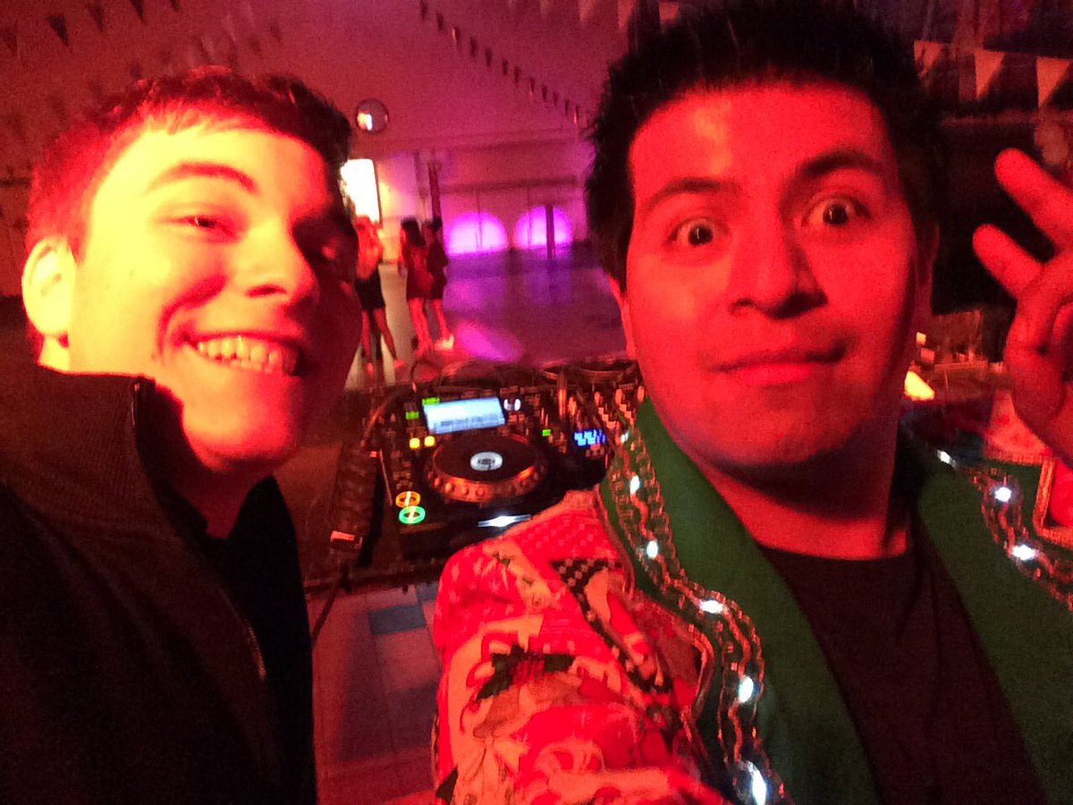 Een DIKKE rij voor deur! <a href="/Raoulhul/">Raoul</a> knippert met de lampjes! We zijn er klaar voor #KerstGala2016 <a href="/BPMbookings/">BPM Bookings</a> <a href="/djopjefeest/">djopjefeest.nl</a>