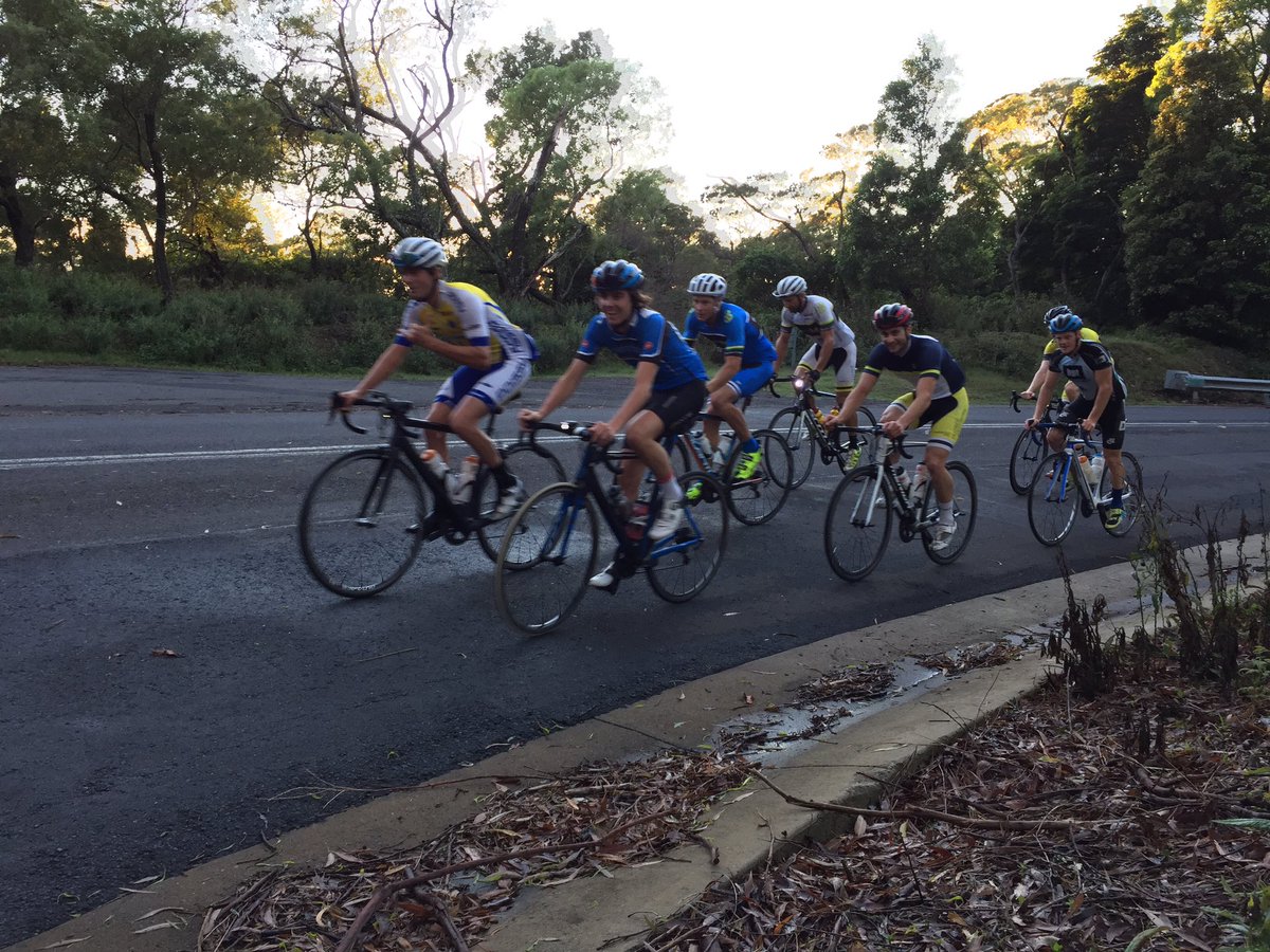 KatoExpress's tweet image. Haven't used this in a while!!!
Boys are halfway up Mt Keira and all smiles. Big day ahead!
#BluryBunchPic