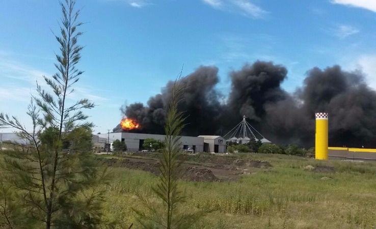 Infonoticiasya's tweet image. Ultimo momento: Gigantesco incendio en el parque industrial de Batán sobre la metalúrgica Bonano