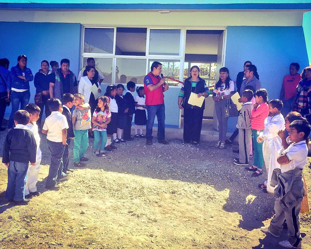 NuevoSiglo_Mx's tweet photo. @YolandaLopezDip entrega infraestructura educativa producto d gestión n #PEF2016 a la escuela "Guadalupe Victoria", de #Tamazulapam #Mixteca https://t.co/qgnoiEpvQV