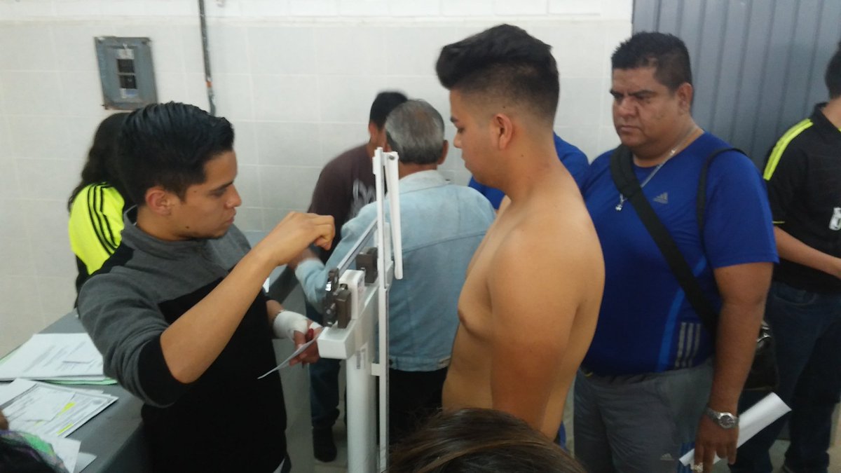CelayaSIDEC's tweet photo. Pesaje de los pugilistas que participarán en la #CopaDeBoxeo hoy a las 4pm en la #FeriaNavidadCelaya2016 #SIDECEsDeporte
@RamonLemusM https://t.co/n30smIYAxR