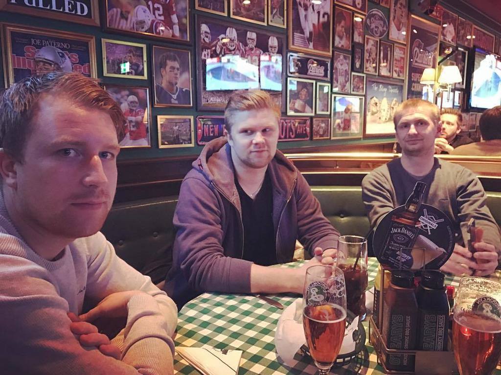 Hyndis's tweet photo. De 3 muntra boysen #olearys #martinshamburgareutankött #20minväntanpåbärs #bästservice https://t.co/QgnUcSBUGU https://t.co/KRteXkCHne