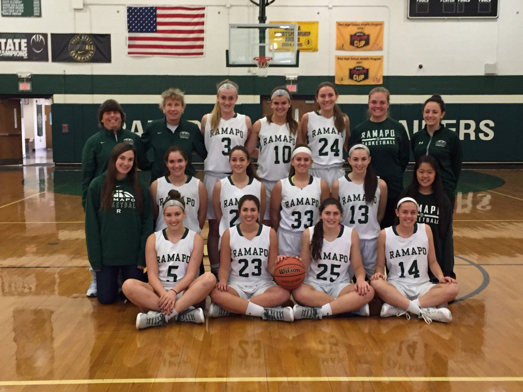 sgordo30's tweet photo. #Pohoops it starts today!!
#familytogethertrust!!
Miss u guys❤️❤️ do your thing💚🏀 https://t.co/HgAoQYdrpC