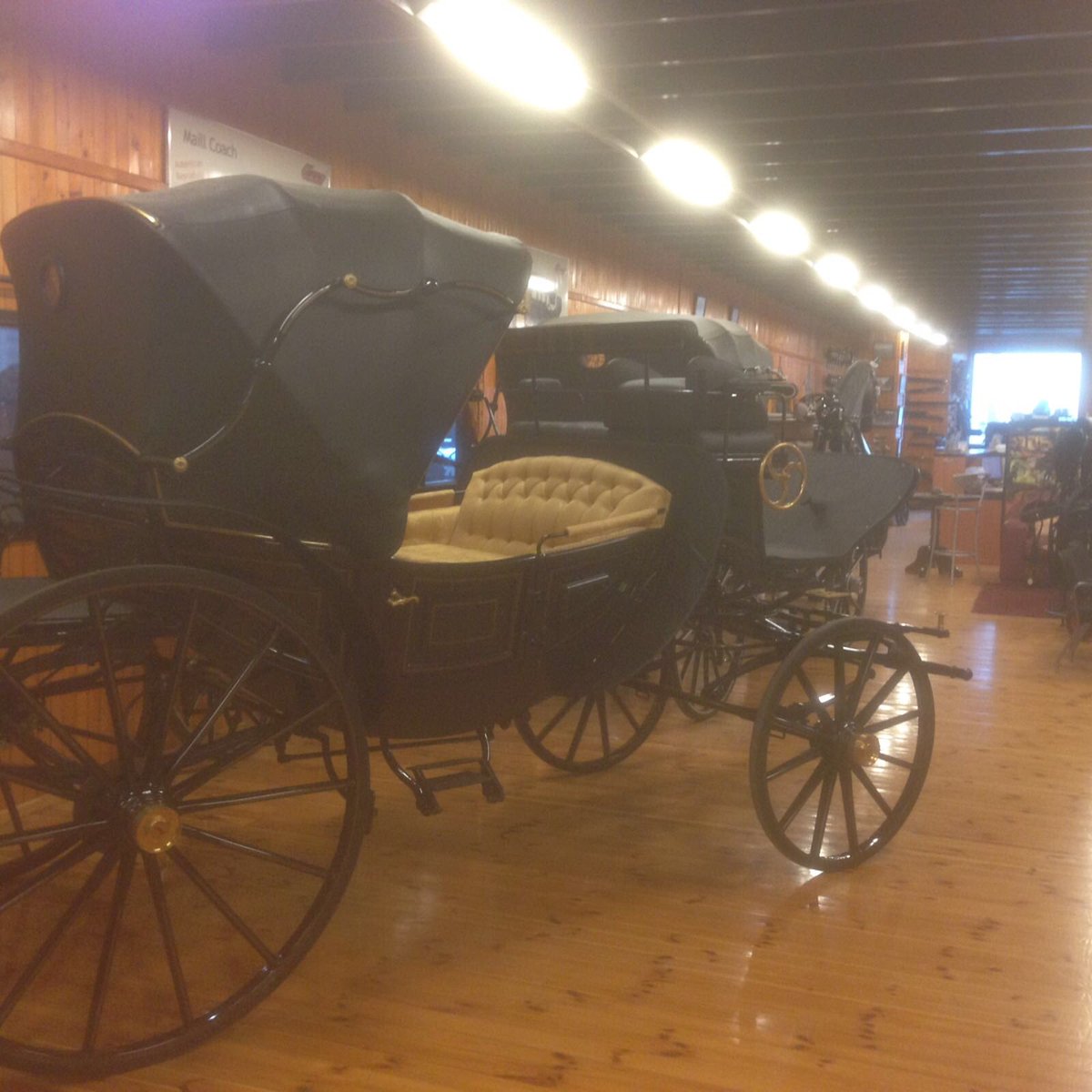 carruajesmaestr's tweet photo. Nuevo coche de caballos para un día especial. Bryzsca 1860. Metálico revestido en madera. Tapicería  trento. https://t.co/KvLKc339wC
