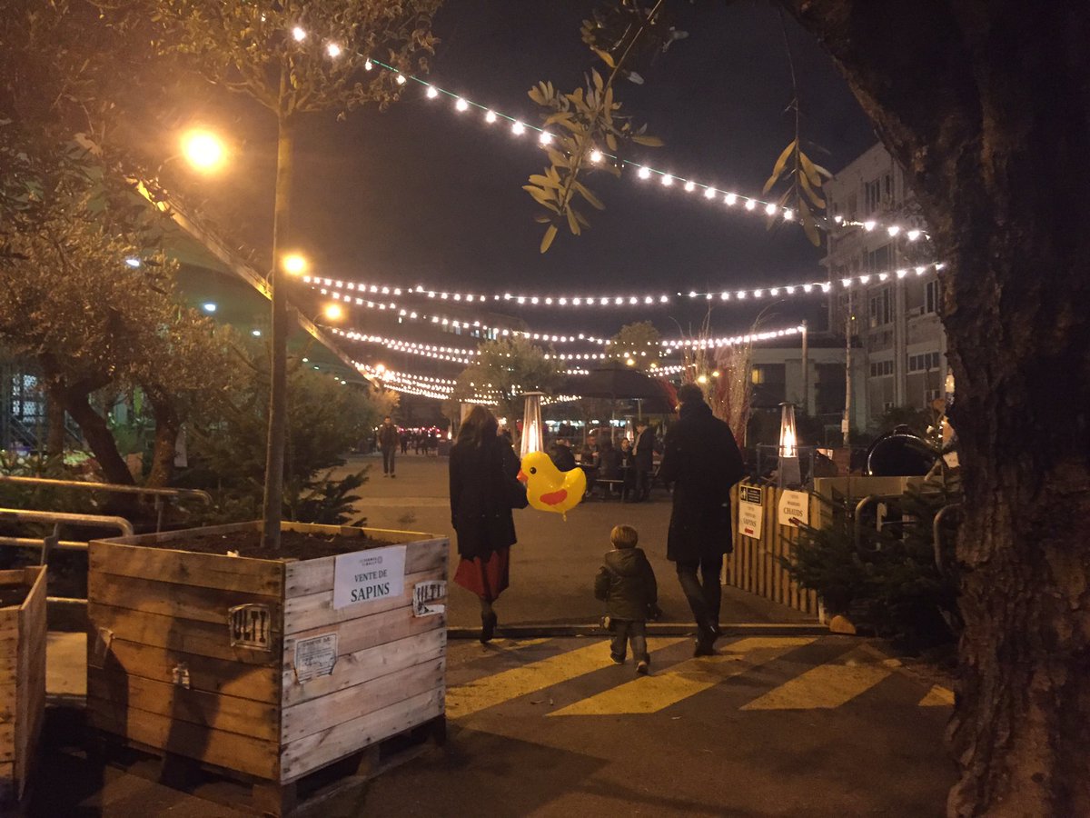 bbilloud's tweet photo. On dirait q derrière le sapin #GrandVerger #GroundControle se cache 1 véhicule #opensource @xytlive @FranceCraftAuto #biergarten #marchéNoël https://t.co/T3xEMqKFkC