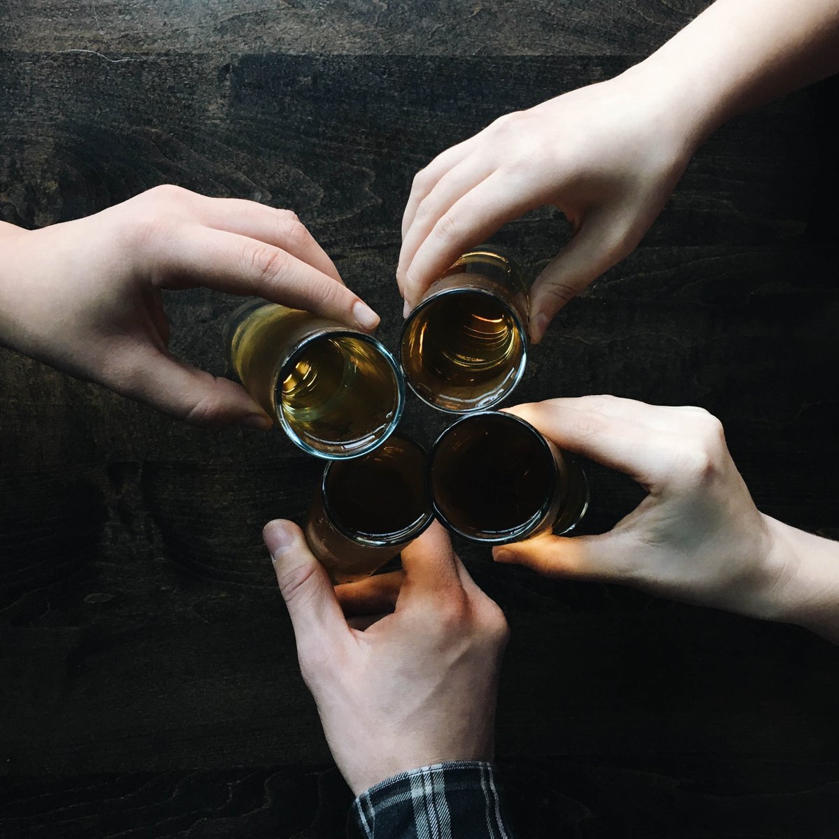 'Tis the Season to Celebrate. 🍾 #TGIF #Holiday #HolidaySeason #HolidaySpirit #Cheers #FridayFeeling #FridayNight