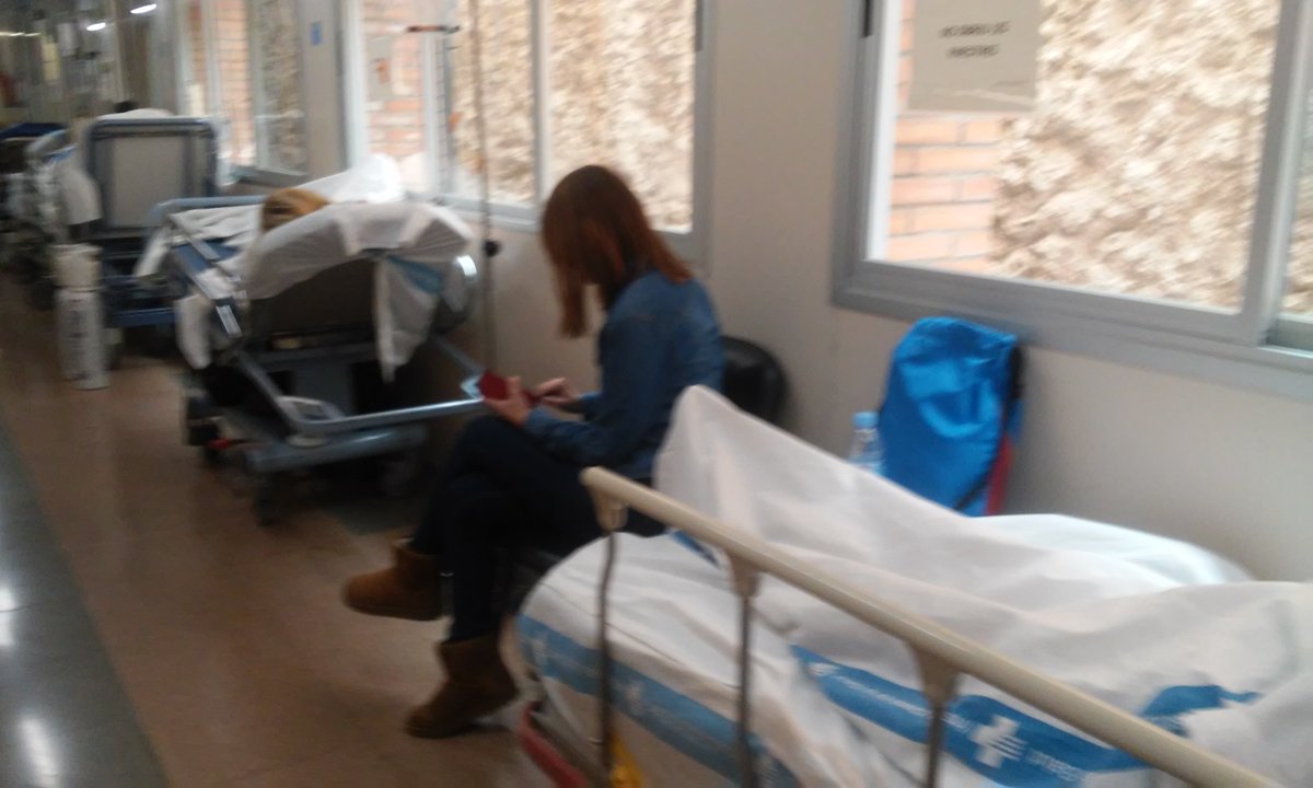 Acabem d'escoltar a una portaveu de la Gerencia hosp. Vall Hebron a TV3 parlant d'urgencies.En aquest passadis un malalt va estar 3 dies.