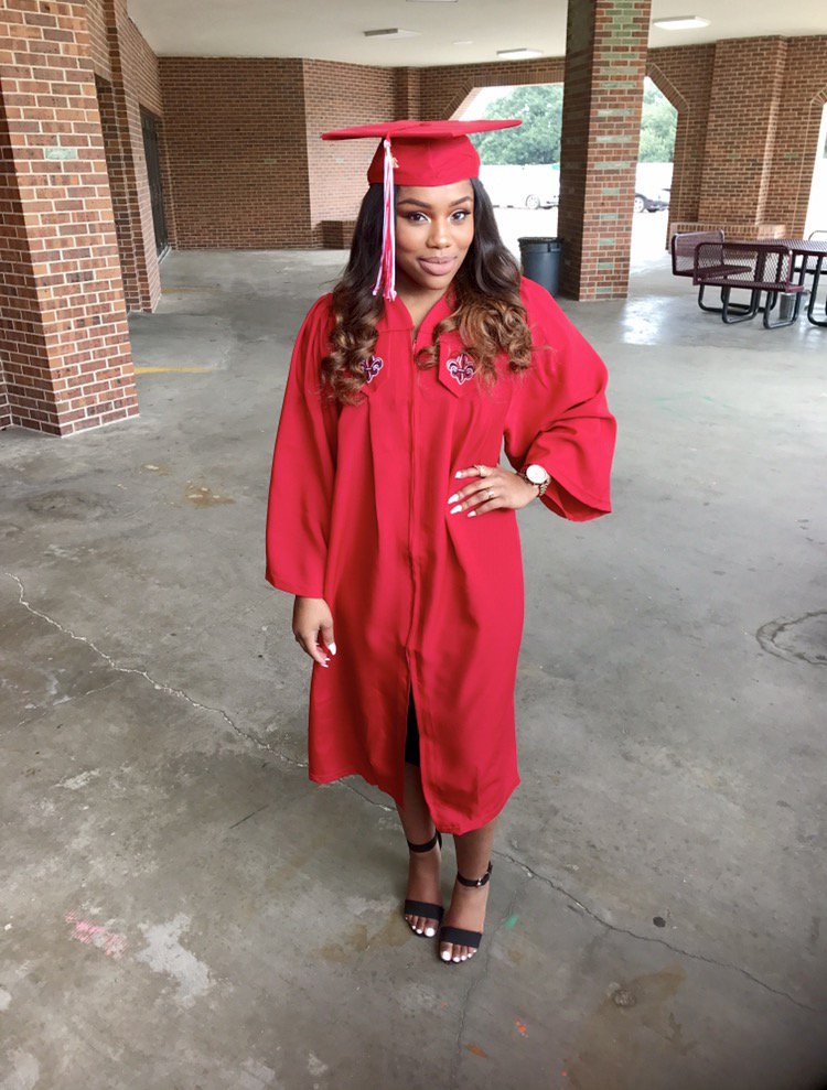 2lips_'s tweet photo. Got my degree from the University of Louisiana today 🎓❤️🎉 #ULgrad #finance #feewithadegree #imoutdatbih #thankyalaude https://t.co/EwtyTu1YLD