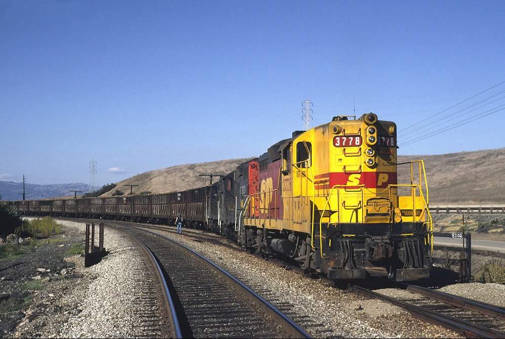 americanrails's tweet image. Southern Pacific GP9 #3778, w/eastbound sugar beets at Gilroy, California during October of 1989.  Drew Jacksich photo.