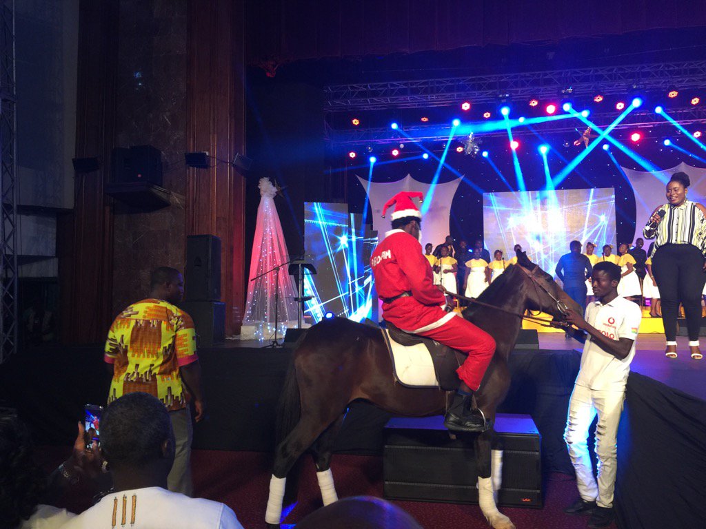 Kwaw Kesse makes grand entrance on a horse, no less! #MTNCarols2016