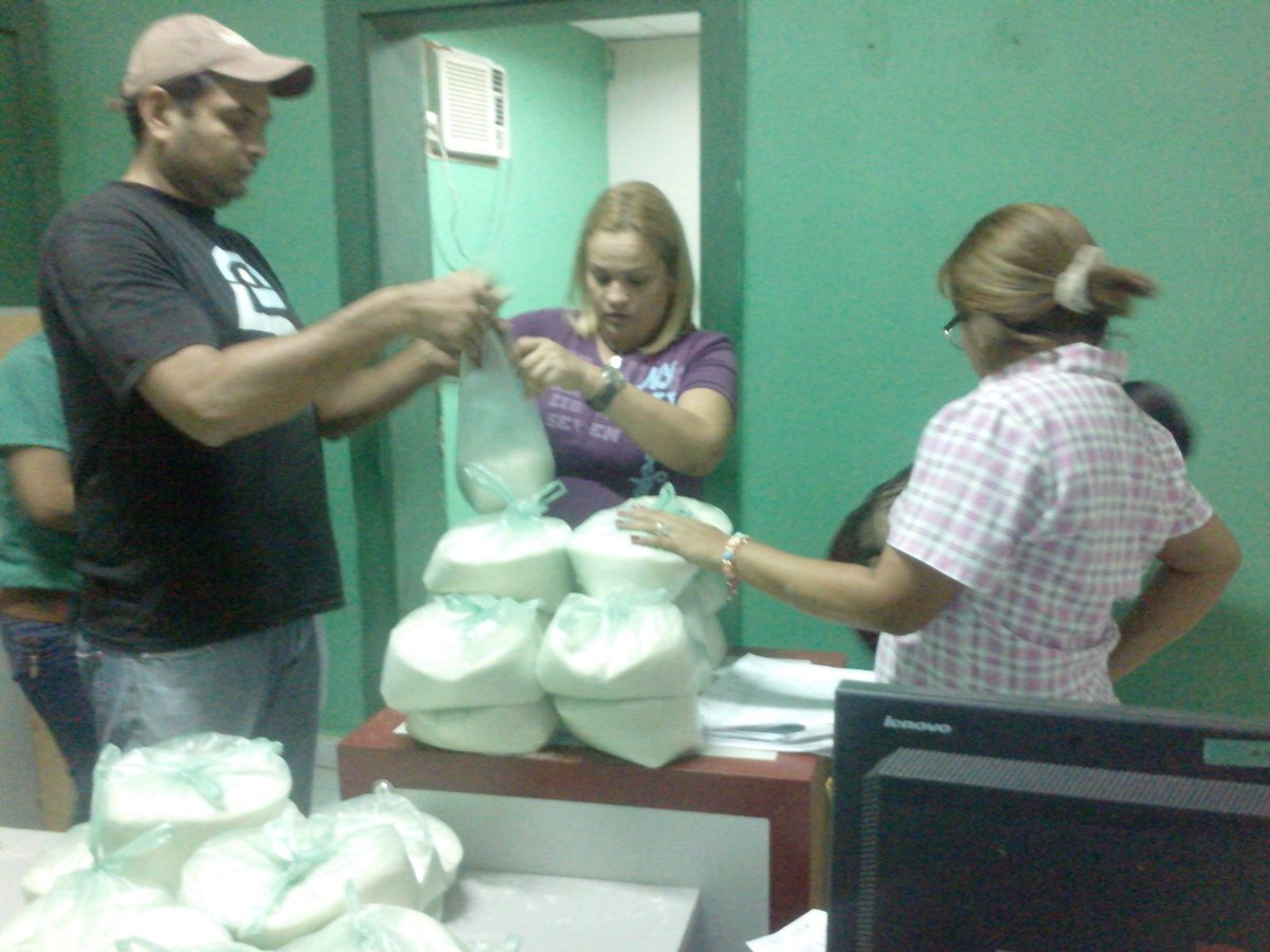 MAT_Zulia's tweet photo. Trabajadores del @MinPPAPT Zulia beneficiados con jornada de distribución de azúcar gracias a la “Gran Zafra Revolucionaria” @Central_Vzla https://t.co/oImzdOByN9