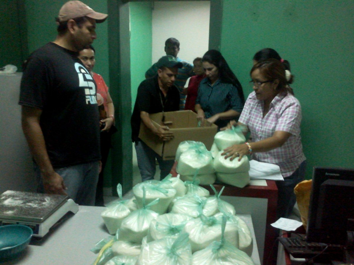 MAT_Zulia's tweet photo. Trabajadores del @MinPPAPT Zulia beneficiados con jornada de distribución de azúcar gracias a la “Gran Zafra Revolucionaria” @Central_Vzla https://t.co/oImzdOByN9