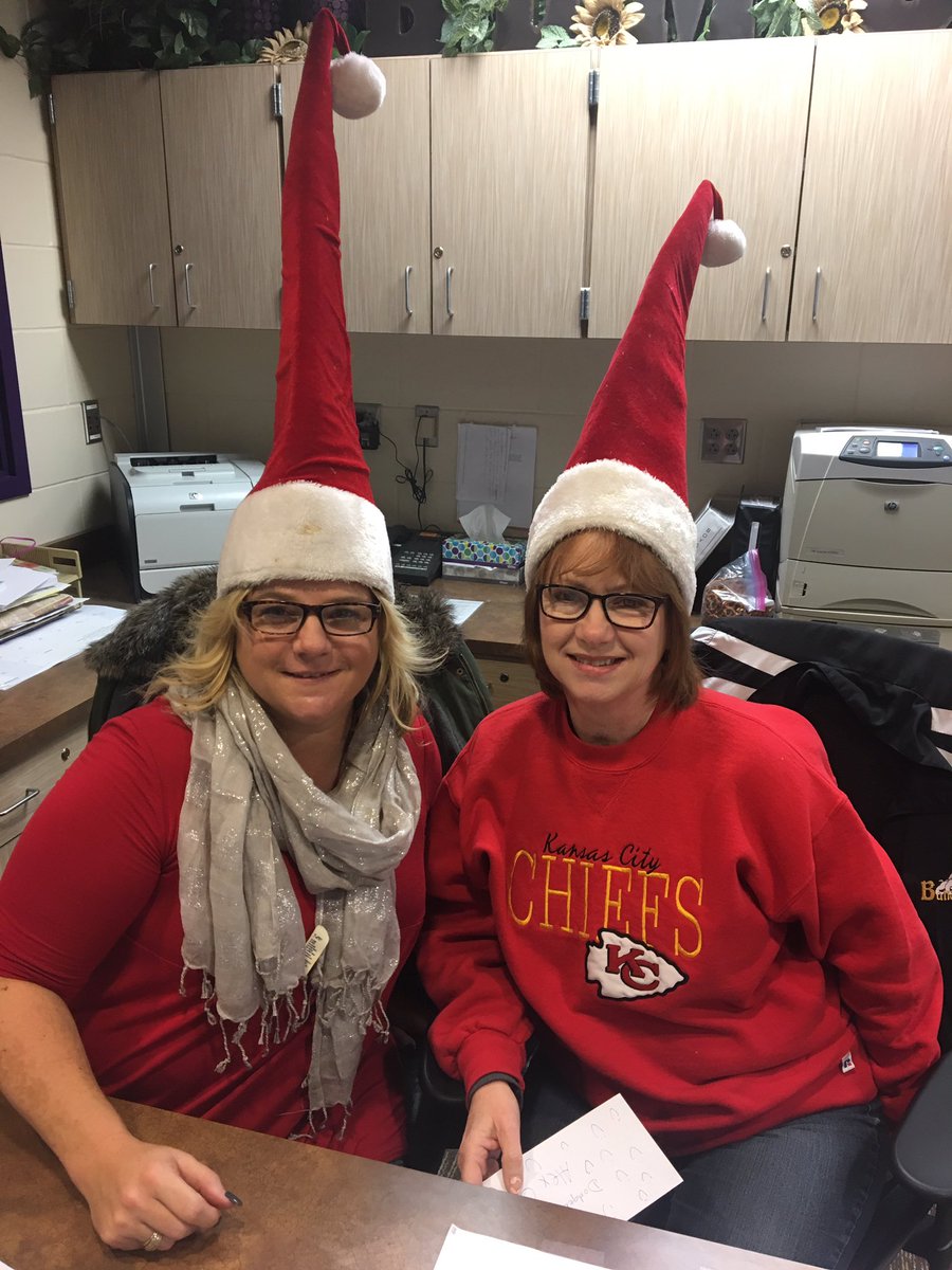 AmyGarver1's tweet photo. Teachers and staff have shown great spirit all week! #spiritweek2016 https://t.co/TdU1DO0x7p