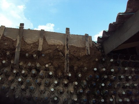 homeropintor1's tweet photo. #Bioconstrucción #VielmaMoraConstruye Hoy continué trabajando en la Esc de Arte con Botellas de La Fría https://t.co/boKj9nHeDa