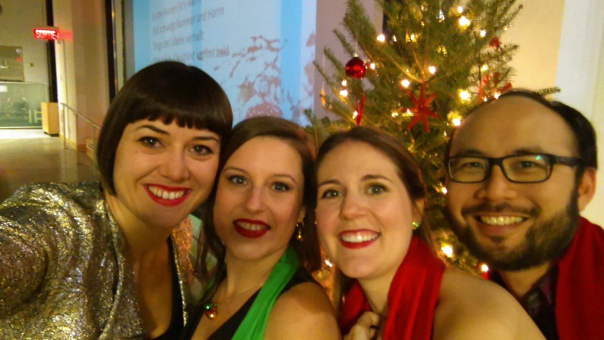 OperadaCamera's tweet image. Sur le point de chanter pour la fête de #Noël @GI_Montreal #Gluehwein  #klingglöckchenkling #Stollen