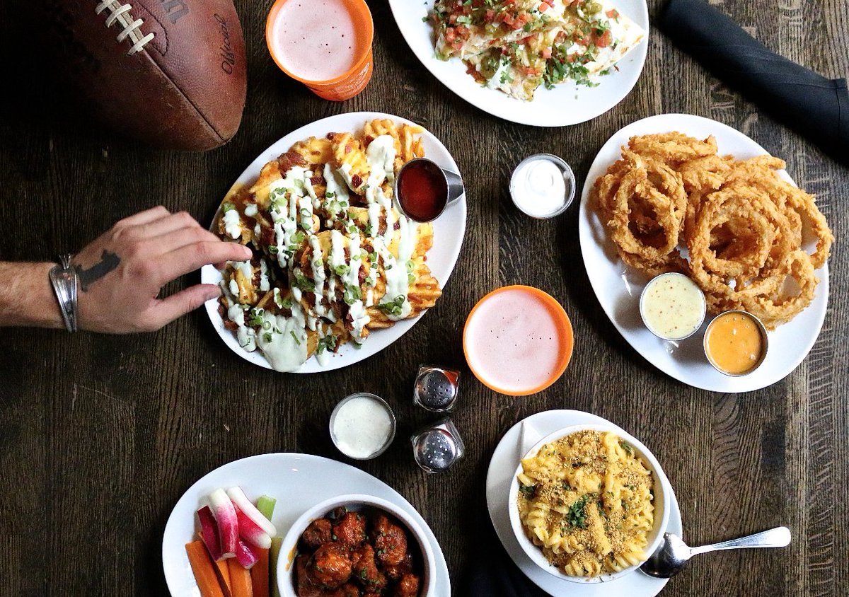 A cozy Sunday full of food, friends, &amp; football is just what the doctor ordered. 🍻🏈 #ThirstAndGoal #BearDown #GBvsCHI #SundayFunday #Brunch