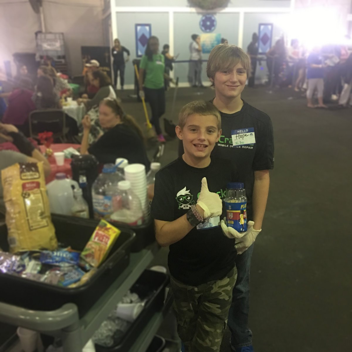 CrackdMobile's tweet image. Our Junior #Crackd Technicians took time out to #GiveBack today @MetroMinistries in #Tampa