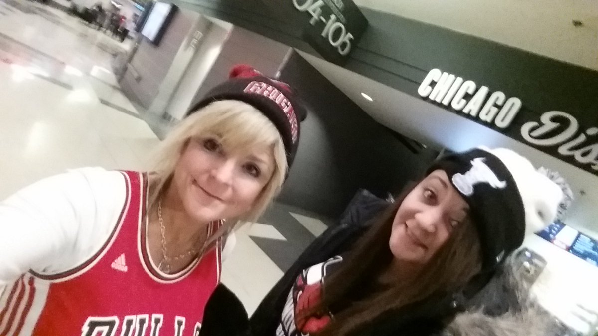 michelejohansen's tweet photo. It's Gameday @unitedcenter &amp; #StarWarsNight

 #BullsNation @chicagobulls #MILvsCHI #GoBullls #ChicagoBulls 
#MayTheForceBeWithYou https://t.co/zez5EXJXcZ
