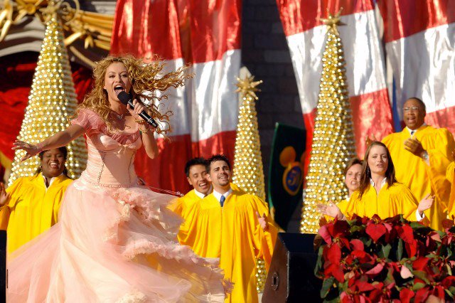 PaulinaRubio's tweet photo. Esa fue una #Navidad muy #Disney! / That was such a #Disney #Christmas! https://t.co/YwaGwb7LqE