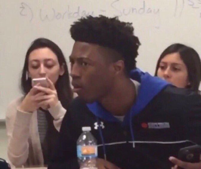 Digili7's tweet image. Quand ta mère commence à raconter des gros mytho sur toi aux invités