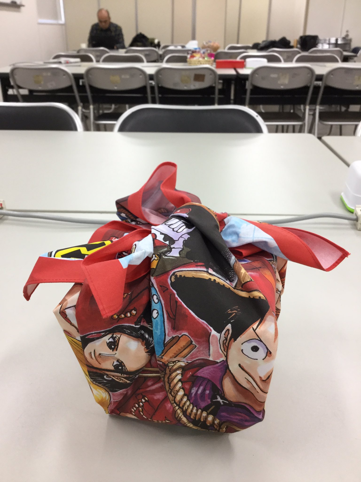 少年ジャンプ編集部 ワンピース周年記念 麦わらの肉肉宴boxは 特製ランチクロス付き うまそ ナカノ T Co Prnwiezlx4 Twitter
