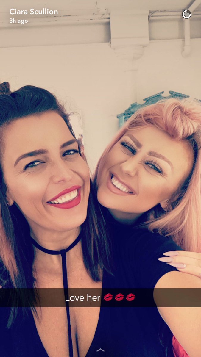 ciarascullion1's tweet photo. #FridayFeeling #friends #WorkWorkWork https://t.co/06f4YAu7GK
